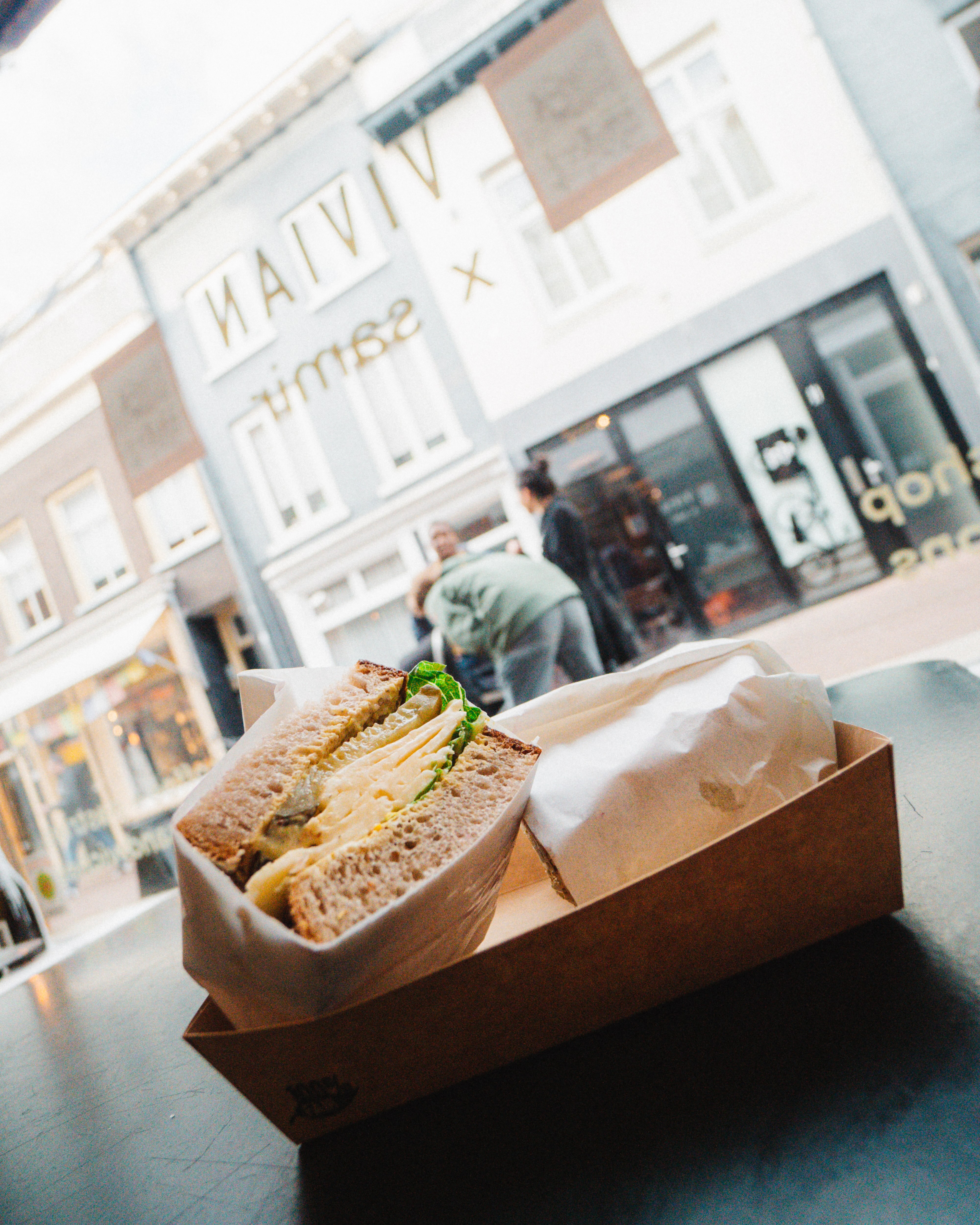 broodje met kaas, augurk, mosterdmayo